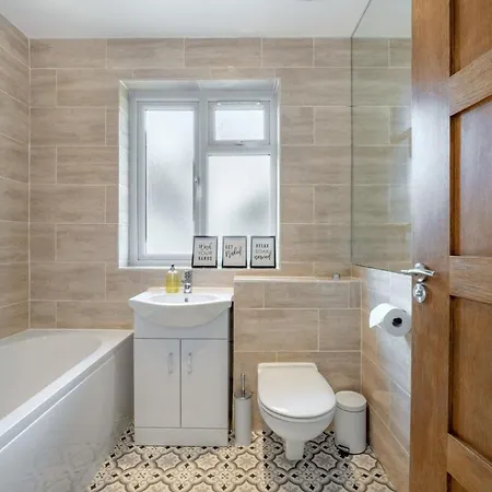 Luxury Tottenham Stadium Retreat - 2 Minute Walk To Stadium London Exterior photo